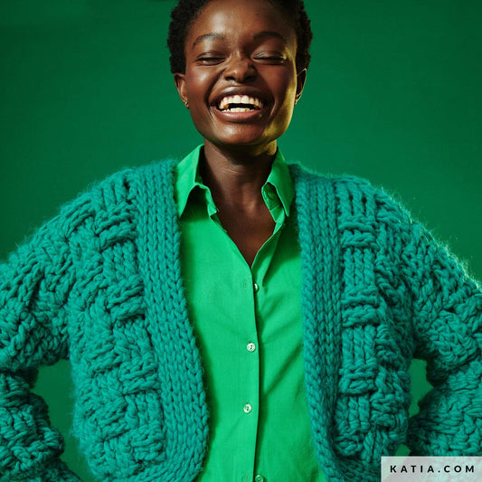 Model draagt gehaakt bomberjack Lorena in groen met Katia WOW Chunky garen