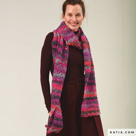 Vrouw met gehaakte sjaal van Katia Hiro in roze-paarse tinten, haakpakket sjaal Katia