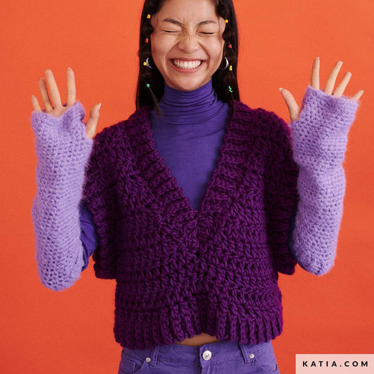 Model draagt paars gehaakt Rosa vest van Katia Wow Chunky