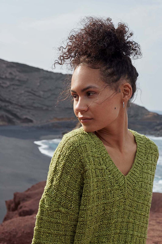 Groene gebreide V-hals sweater Mandy van Lang Yarns Donegal Tweed+