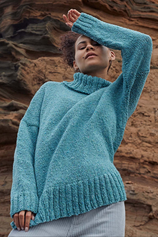 Model draagt gebreide coltrui Odessa van Lang Yarns Donegal Tweed Plus in turquoise