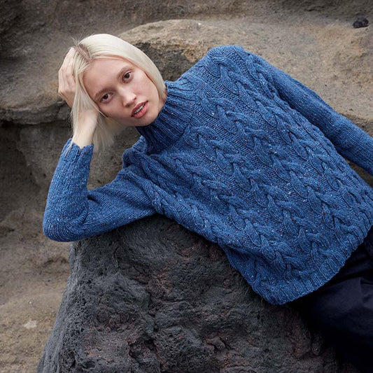 Blauwe kabeltrui Philippa, gebreid met Donegal Tweed+ wol