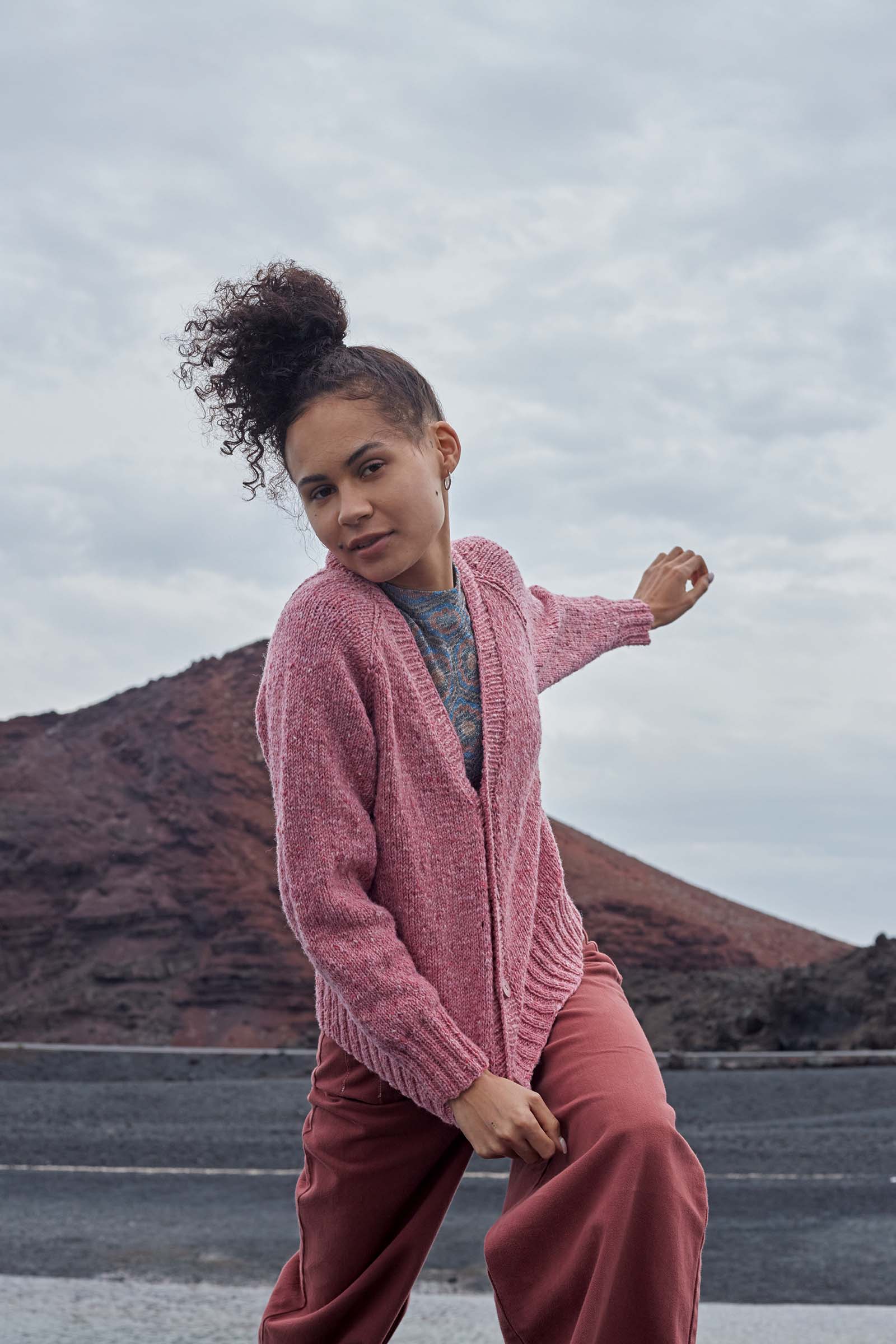 Model draagt gebreid Walburga Vest in roze Donegal Tweed+, breipakket Lang Yarns