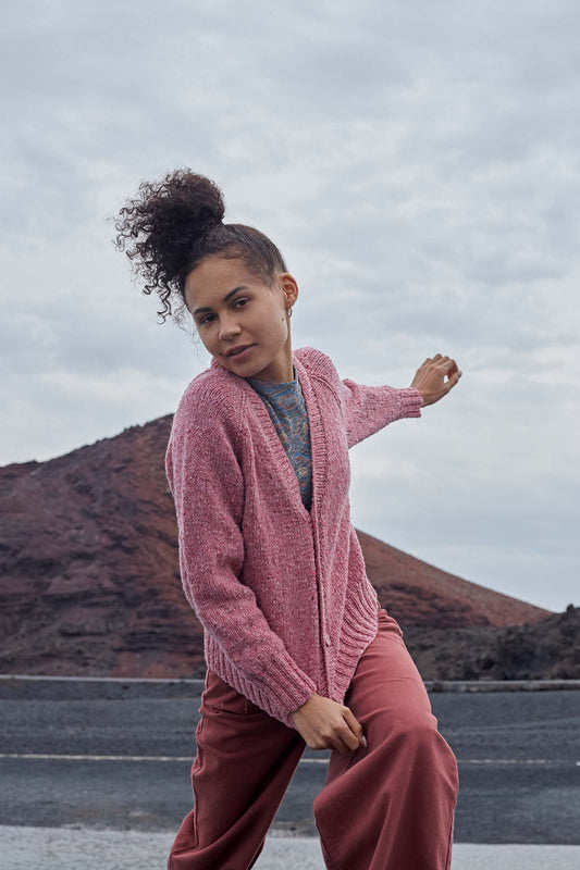 Model draagt gebreid Walburga Vest in roze Donegal Tweed+, breipakket Lang Yarns