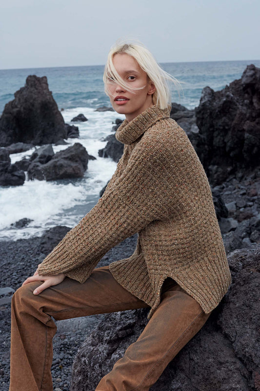 Model draagt Trui Jana in Donegal Tweed wol, gebreid coltrui breipakket