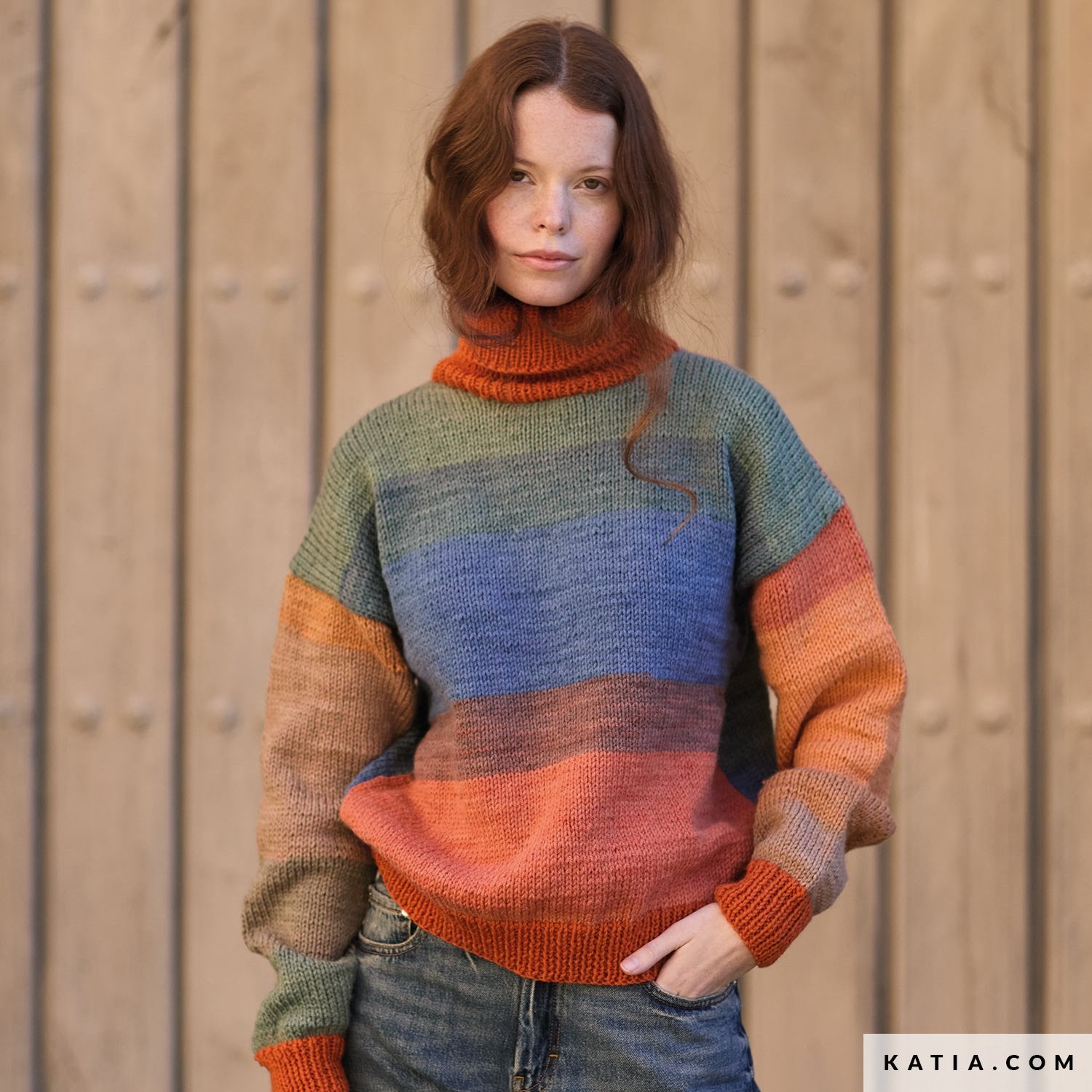 Model draagt gebreide damestrui in kleurverloop Katia Paint Lover met Craft Lover col