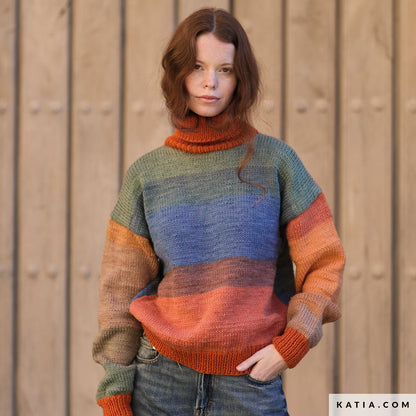 Model draagt gebreide damestrui in kleurverloop Katia Paint Lover met Craft Lover col