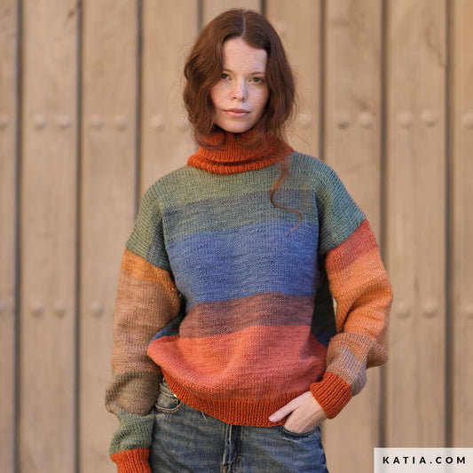 Model draagt gebreide damestrui in kleurverloop Katia Paint Lover met Craft Lover col