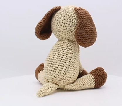 Achteraanzicht van de gehaakte Puppy Fiep uit het Hardicraft haakpakket, met bruine oren, poten en een klein staartje.