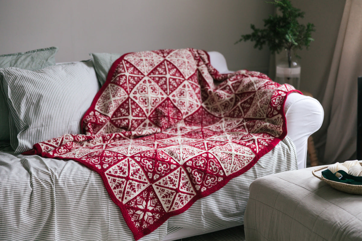 Kerstdeken Jouluntähti met rood-wit kerststermotief in Scandinavisch kleurwerk, Novita Knit-Along adventskalender 2026