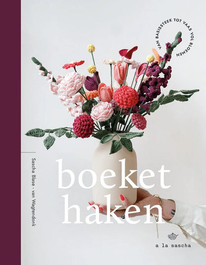 Cover Boeket haken – Sascha Blase-Van Wagtendonk: vaas met kleurrijke gehaakte bloemen en groene blaadjes.