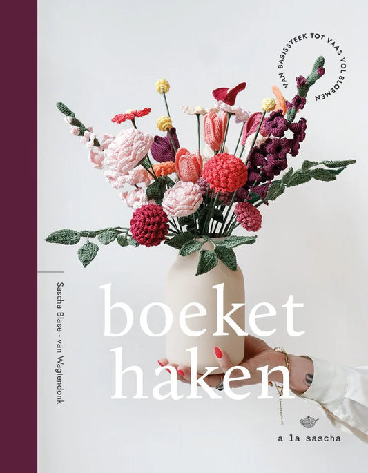 Cover Boeket haken – Sascha Blase-Van Wagtendonk: vaas met kleurrijke gehaakte bloemen en groene blaadjes.