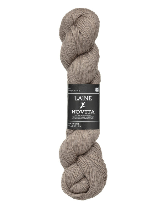 Novita x Laine DK breigaren in weathered driftwood - luxe wolgaren voor tijdloze projecten