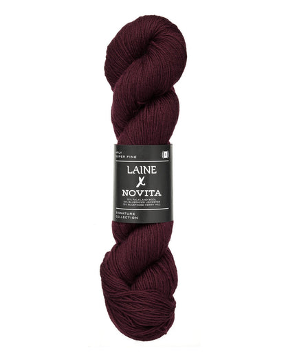 Novita x Laine DK breigaren in deep burgundy - hoogwaardig wolgaren voor breien en haken