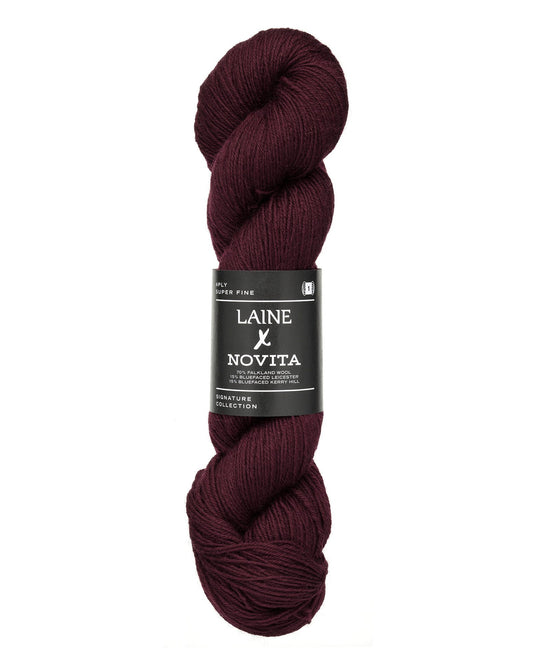 Novita x Laine DK breigaren in deep burgundy - hoogwaardig wolgaren voor breien en haken