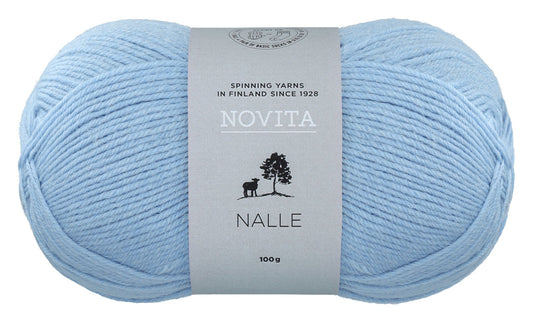 Novita Nalle sokkengaren in stream - Frisse blauwe kleur voor natuurlijke projecten