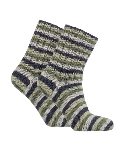 Novita Nalle Raita 8451 mossy area: gebreide sok met zelfstrepend patroon in groen, grijs en wit