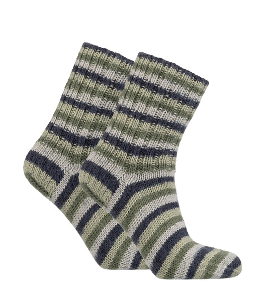 Novita Nalle Raita 8451 mossy area: gebreide sok met zelfstrepend patroon in groen, grijs en wit