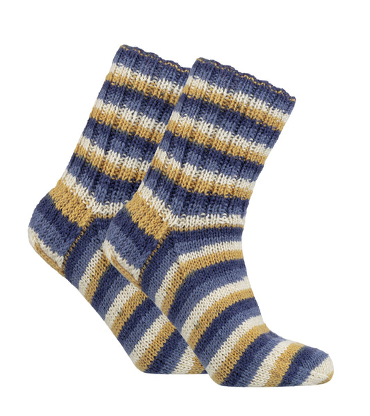 Novita Nalle Raita 8481 sea captain: gebreide sok met zelfstrepend patroon in blauw, geel en wit