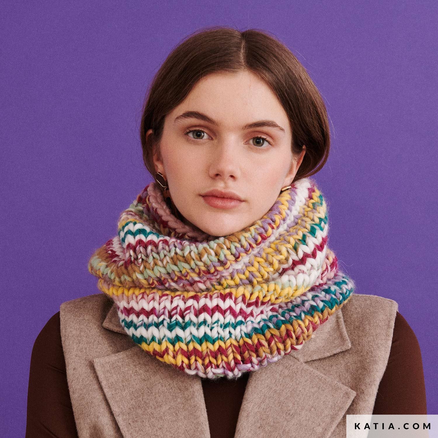 Model met kleurrijke gebreide colsjaal van Katia WOW Chunky Boom garen