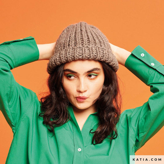 Gebreide Iconic muts van Katia WOW Chunky in neutrale kleur