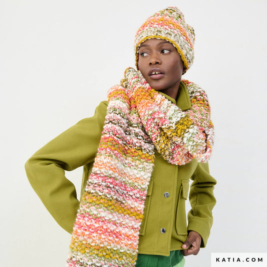 Model draagt gebreide muts en lange sjaal in kleurverloop Katia Chunky Boom