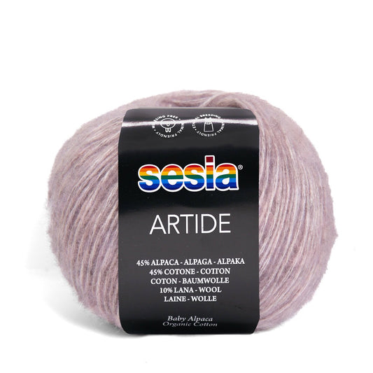 Sesia Artide haakgaren in Malva Chiaro - natuurlijk en duurzaam garen voor mutsen en collen